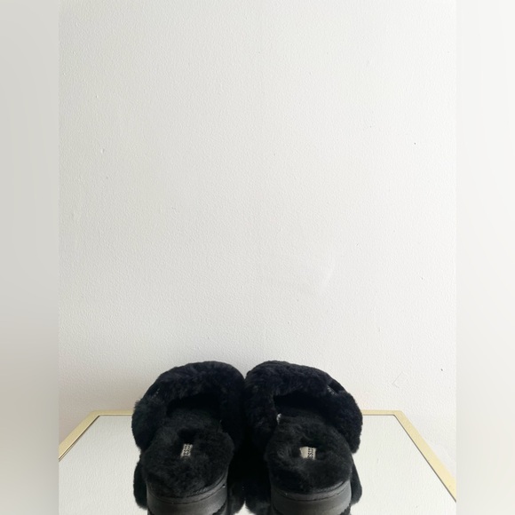 ⭐️New Macy’s Shearling Sandals⭐️ - Picture 3 of 3